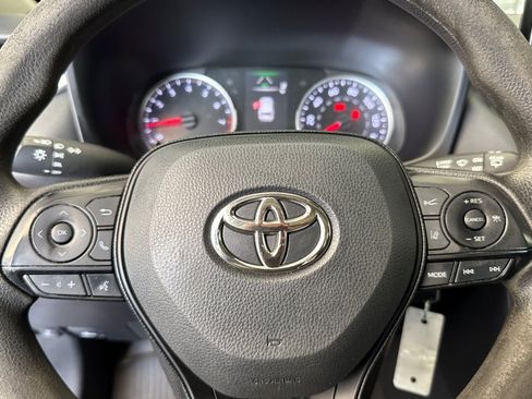 Used 2021 Toyota RAV4 LE AWD/4WD image 21