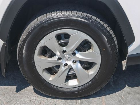 Used 2021 Toyota RAV4 LE FWD image 11