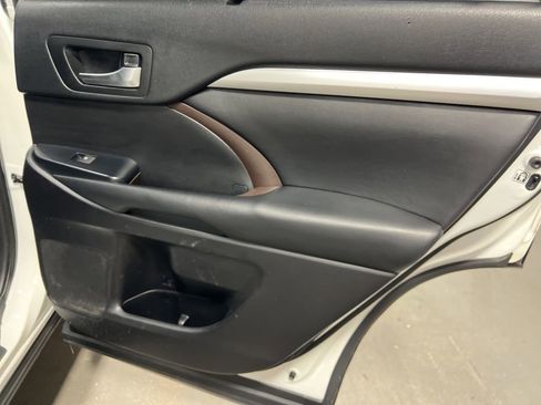 Used 2019 Toyota Highlander XLE image 12