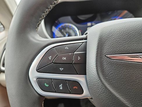 Used 2023 Chrysler Pacifica Touring-L FWD image 34