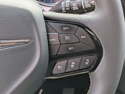 Used 2025 Chrysler Pacifica Limited FWD image 19