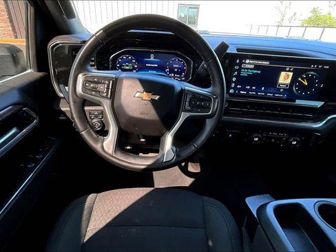 Used 2025 Chevrolet Silverado 2500 LT image 3