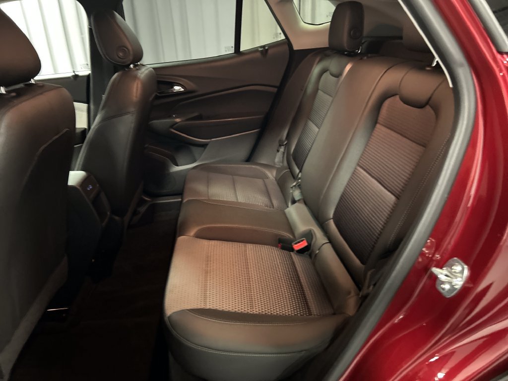 Used 2025 Chevrolet Trax LT w/ LT Convenience Package FWD image 21