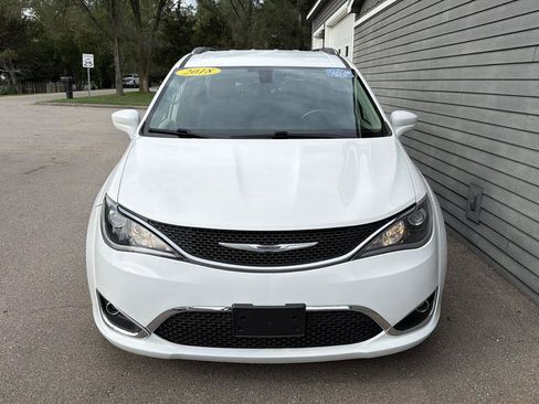Used 2018 Chrysler Pacifica Touring-L FWD image 16