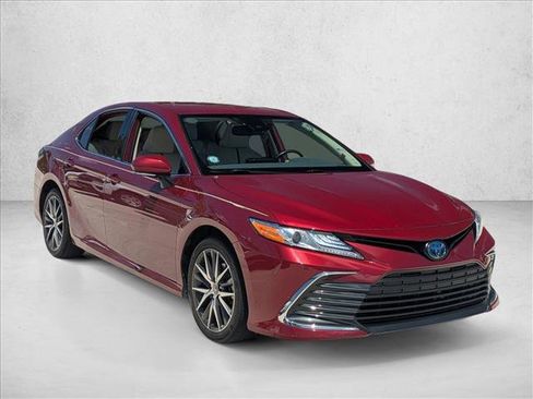 Used 2022 Toyota Camry XLE image 3