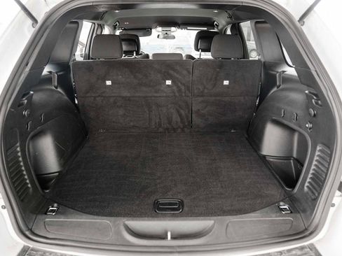 Used 2021 Jeep Grand Cherokee Laredo image 11