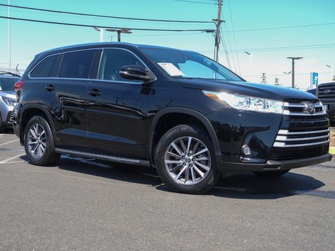 Used 2018 Toyota Highlander XLE AWD/4WD image 4