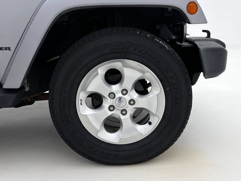 Used 2015 Jeep Wrangler Sahara AWD/4WD image 29