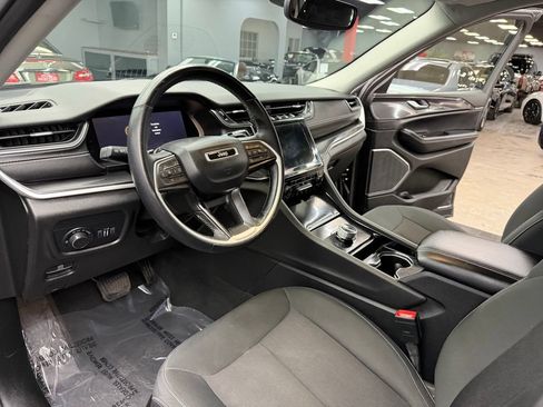 Used 2022 Jeep Grand Cherokee Laredo w/ Luxury Tech Group I RWD image 35