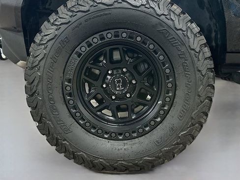 Used 2010 HUMMER H3T Alpha image 32