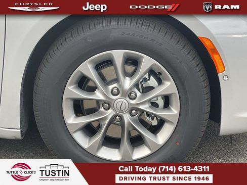 New 2026 Chrysler Pacifica Limited w/ Uconnect Theater Family Group FWD image 10