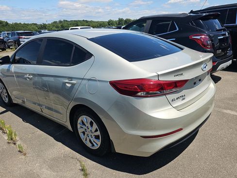 Used 2018 Hyundai Elantra SE FWD image 5