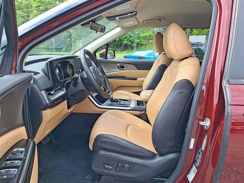 Used 2024 Kia Carnival LX FWD image 11