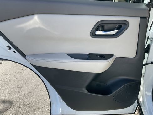 Used 2025 Nissan Rogue SV image 32