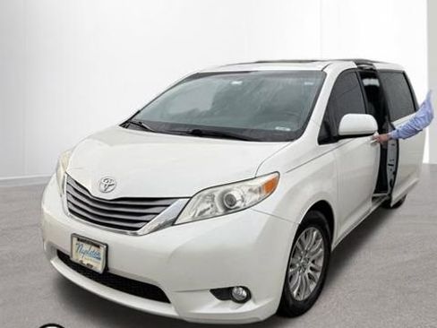 Used 2017 Toyota Sienna XLE Premium FWD image 10