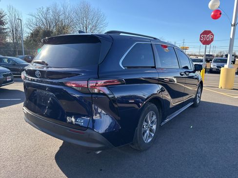 Used 2021 Toyota Sienna XLE image 5