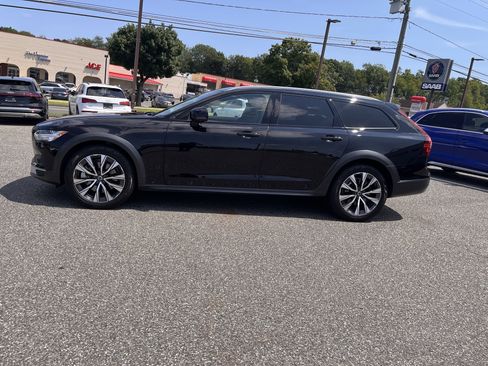 Certified 2023 Volvo V90 B6 Cross Country Plus AWD/4WD image 4