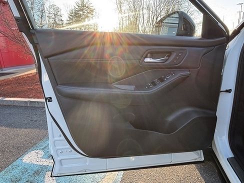 Used 2023 Nissan Rogue SL w/ SL Premium Package image 9