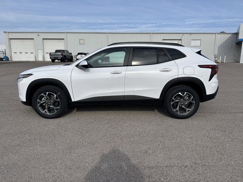 New 2026 Chevrolet Trax LT w/ LT Convenience Package image 2