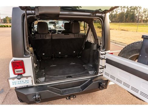 Used 2016 Jeep Wrangler Unlimited Sahara w/ Connectivity Group image 14