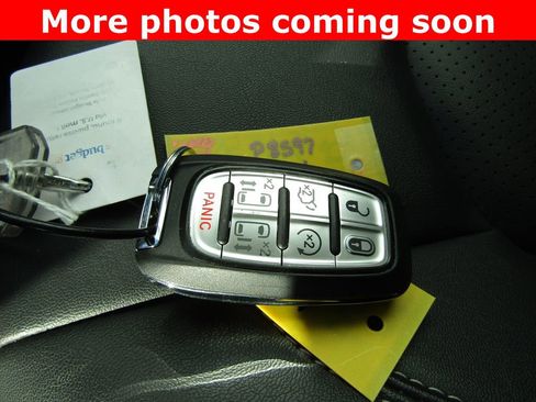 Used 2025 Chrysler Pacifica Select image 15