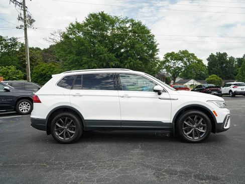 Used 2022 Volkswagen Tiguan SE w/ Panoramic Sunroof Package AWD/4WD image 2
