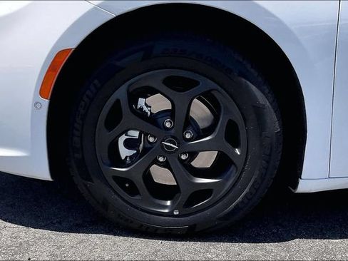 Used 2023 Chrysler Pacifica Limited w/ Uconnect Theater Family Group FWD image 8