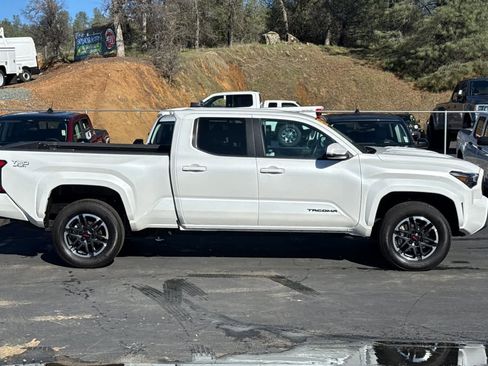 Used 2024 Toyota Tacoma TRD Sport w/ TRD Sport Upgrade Package image 3