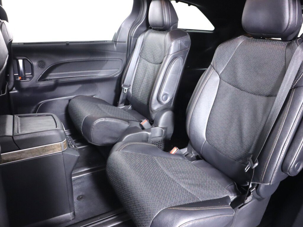 Used 2025 Toyota Sienna Platinum AWD/4WD image 40
