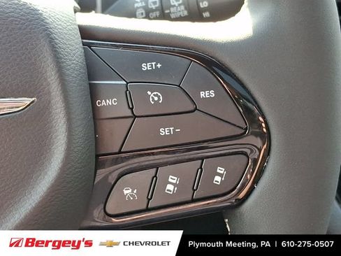 Used 2025 Chrysler Pacifica Limited FWD image 27