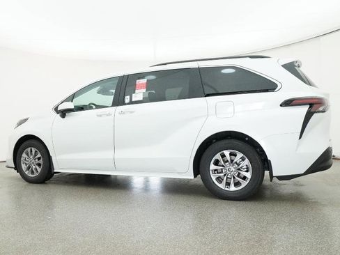 New 2026 Toyota Sienna XLE FWD image 13