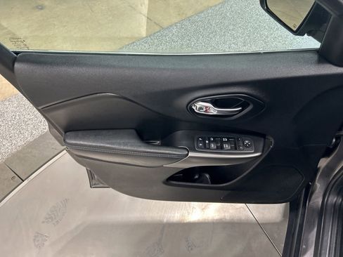 Used 2019 Jeep Cherokee Latitude Plus image 12