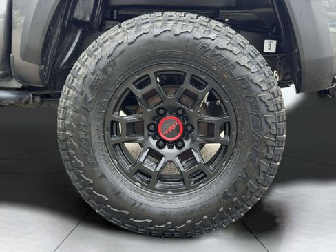 Used 2017 Toyota Tacoma TRD Off-Road w/ Premium & Technology Package AWD/4WD image 50