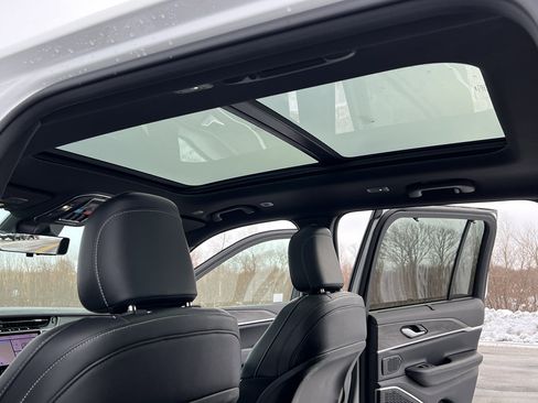 Used 2024 Jeep Grand Cherokee Limited w/ Luxury Tech Group II image 39