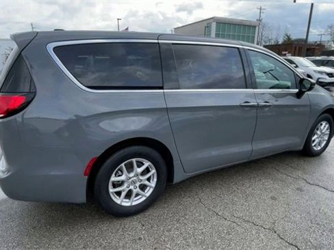 Used 2025 Chrysler Pacifica Select image 2