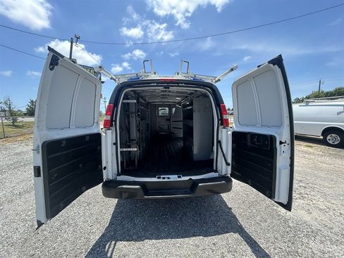 Used 2017 Chevrolet Express 2500 RWD image 19