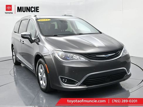 Used 2017 Chrysler Pacifica Platinum image 1