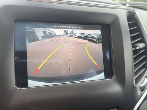 Used 2019 Jeep Cherokee Latitude Plus AWD/4WD image 24