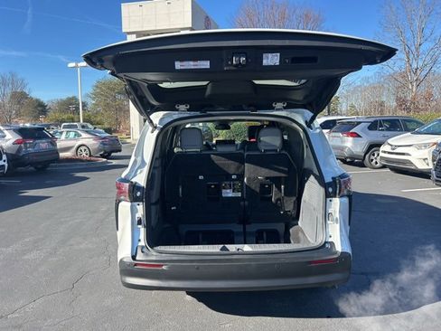 Used 2024 Toyota Sienna XLE image 7