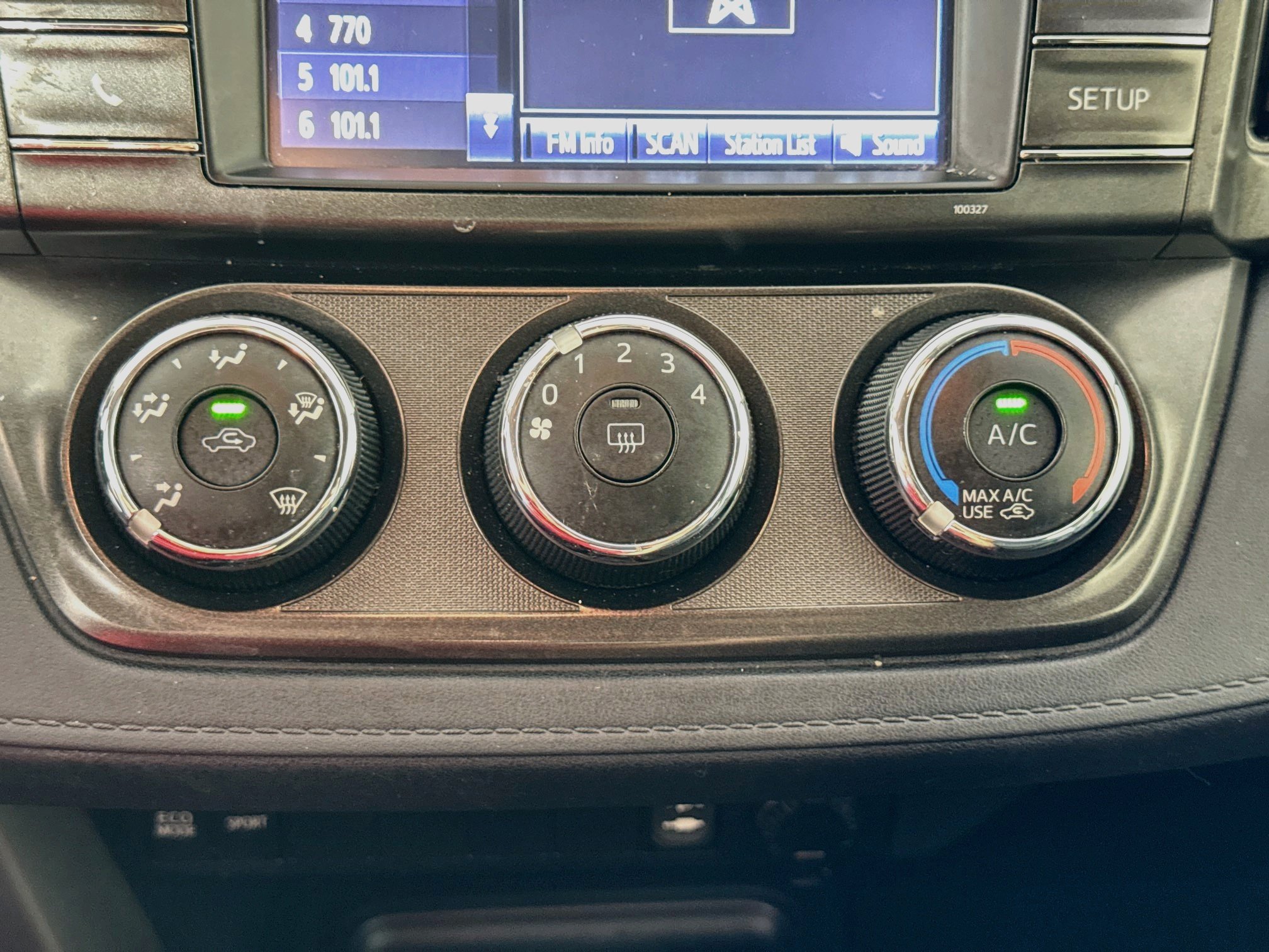 Used 2015 Toyota RAV4 LE AWD/4WD image 17