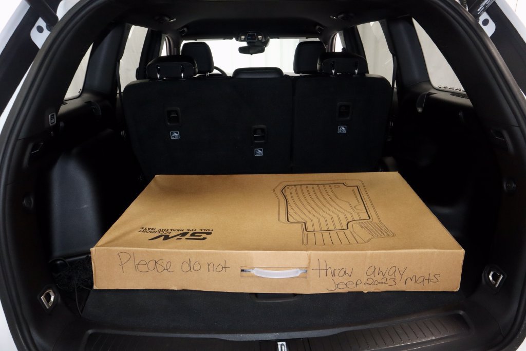 Used 2023 Jeep Grand Cherokee Altitude AWD/4WD image 14