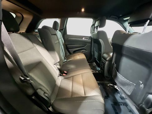 Used 2021 Jeep Grand Cherokee Laredo w/ Security & Convenience Group AWD/4WD image 19