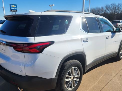 Used 2023 Chevrolet Traverse LT image 2