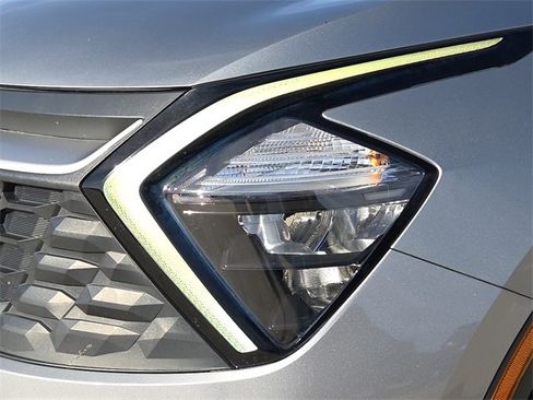 Used 2023 Kia Sportage LX image 4