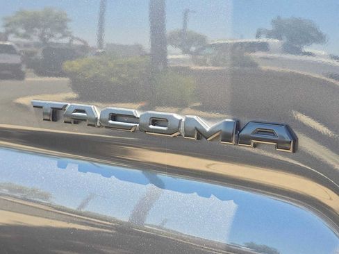 Used 2019 Toyota Tacoma TRD Off-Road w/ Technology Package AWD/4WD image 13