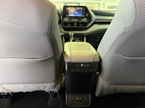 Used 2022 Toyota Highlander LE FWD image 52