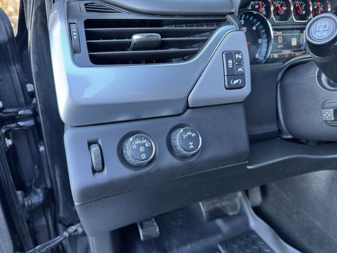 Used 2018 Chevrolet Suburban LT image 4