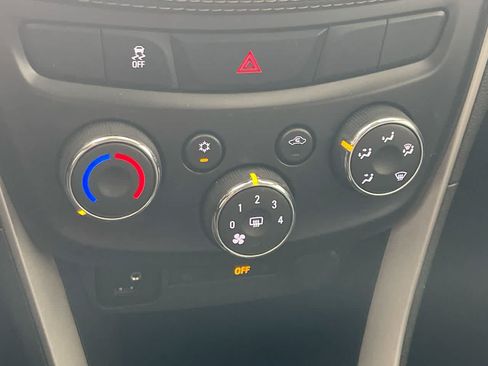 Used 2019 Chevrolet Trax LT w/ LT Convenience Package AWD/4WD image 19