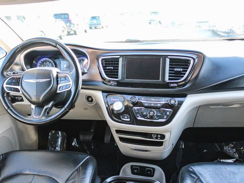 Used 2018 Chrysler Pacifica Touring-L image 12