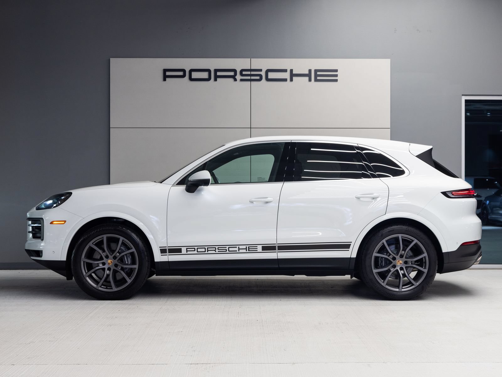 Certified 2025 Porsche Cayenne AWD/4WD image 2
